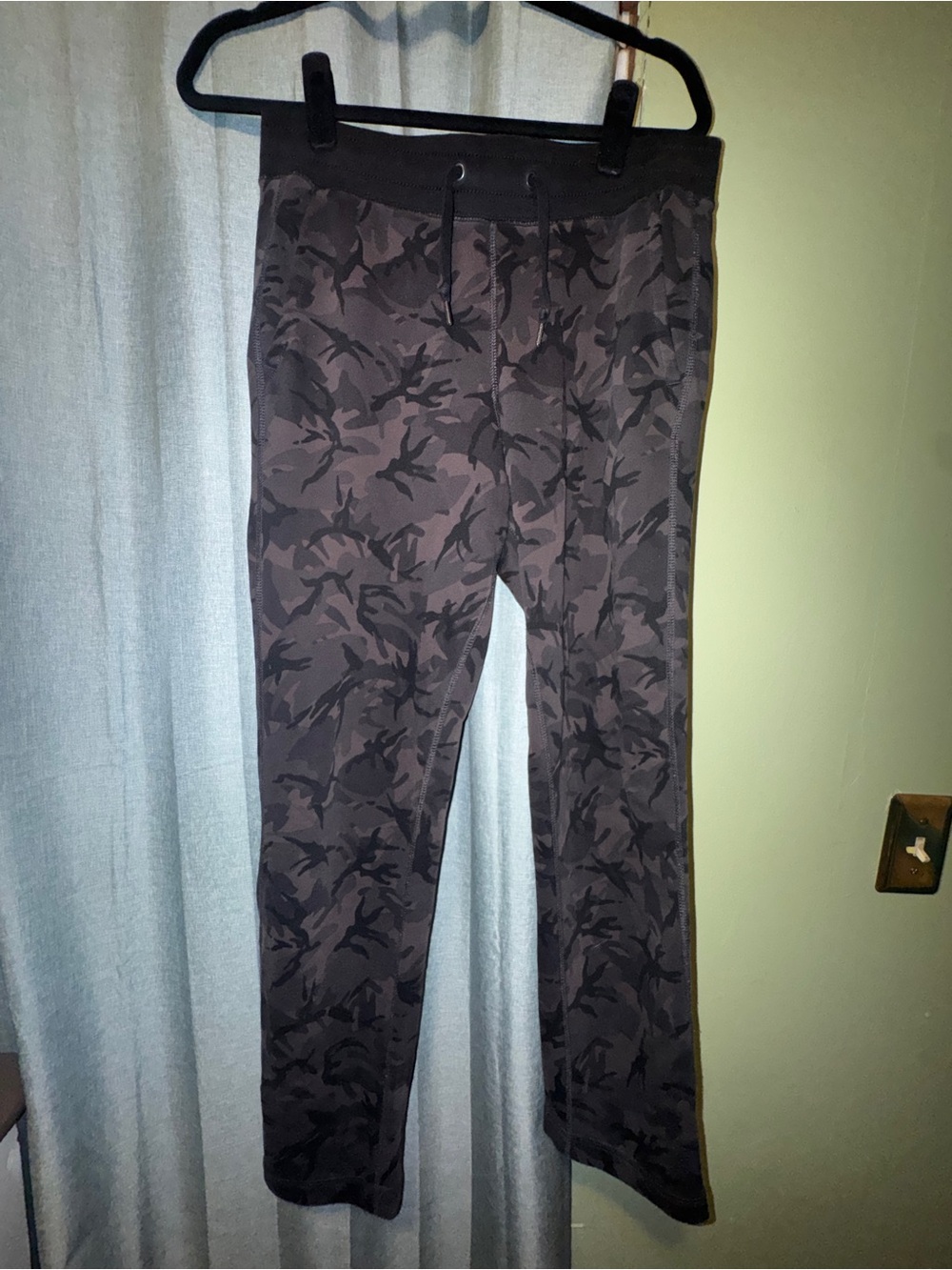 Uniqlo Men's Dark Gray Black Camouflage Drawstring Joggers